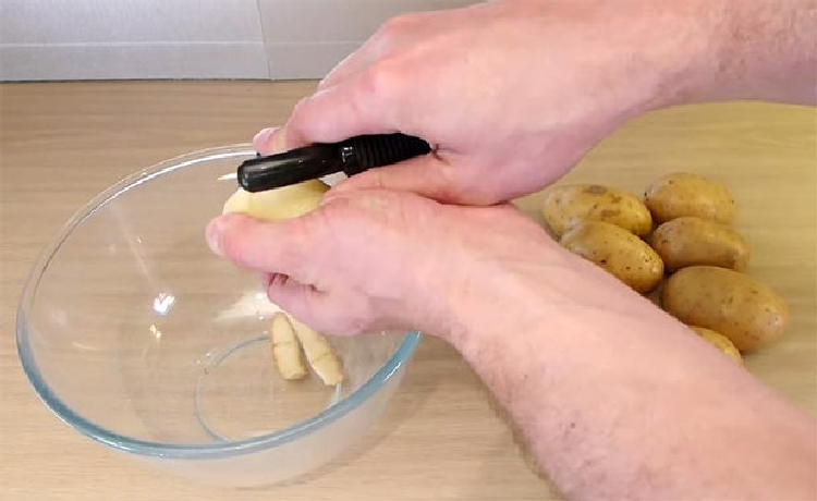 Patatesleri Kolayca Soymak İçin Mutlaka Yapın! Patatesleri Kolayca Soymak İçin Mutlaka Yapın!